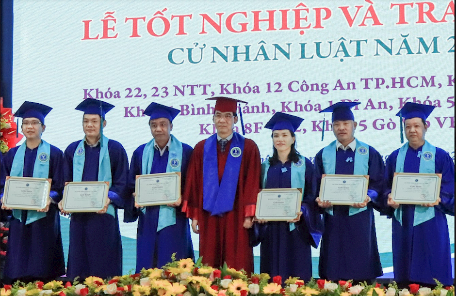 Trường Đại học Luật TPHCM trao bằng cho gần 400 cử nhân Luật