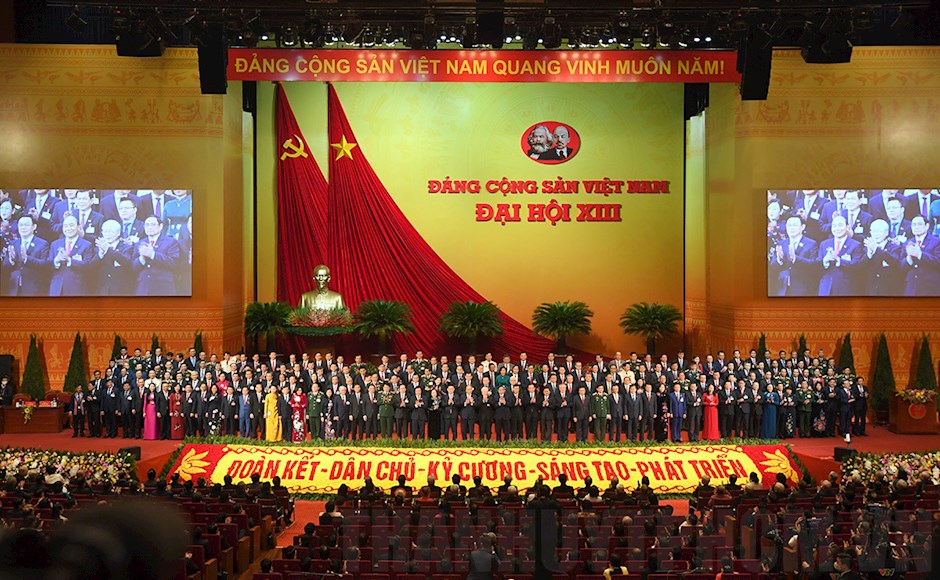 Tập thể Ban chấp hành Trung ương Đảng khóa XIII ra mắt