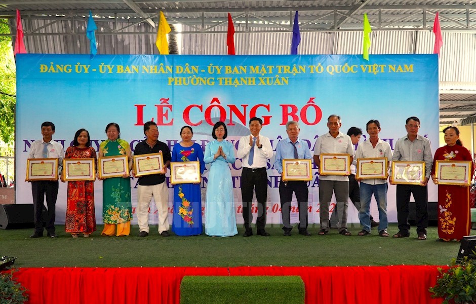 Đồng chí Nguyễn Văn Đức, Phó Bí thư Quận ủy, Chủ tịch UBND quận cùng lãnh đạo phường Thạnh Xuân trao khen thưởng cho các cá nhân tại lễ công bố