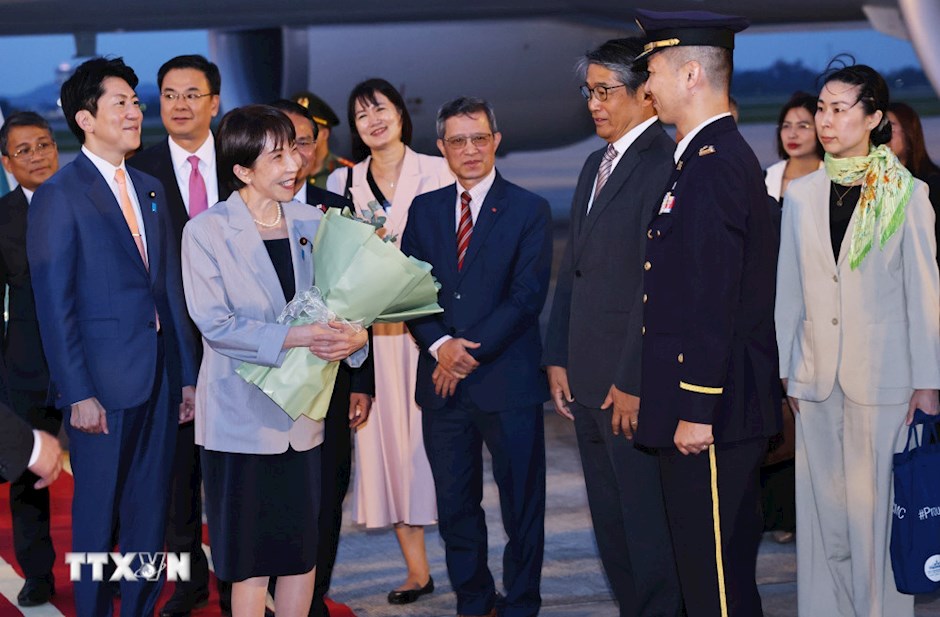 Lễ đón Thủ tướng Nhật Bản Takaichi Sanae tại sân bay Quốc tế Nội Bài, Hà Nội. (Ảnh: Minh Đức/TTXVN)
