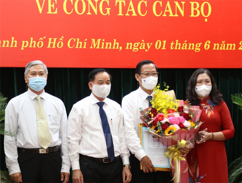 Các đồng chí trong Thường trực Tỉnh ủy tỉnh Bến Tre tặng hoa chúc mừng đồng chí Phan Văn Mãi.