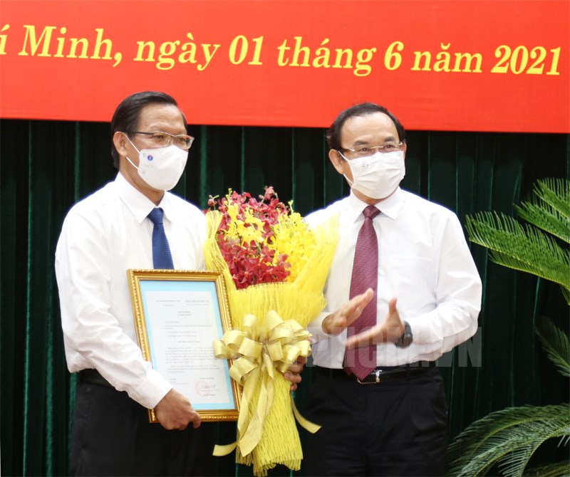 Bí thư Thành ủy TPHCM Nguyễn Văn Nên trao hoa chúc mừng đồng chí Phan Văn Mãi.