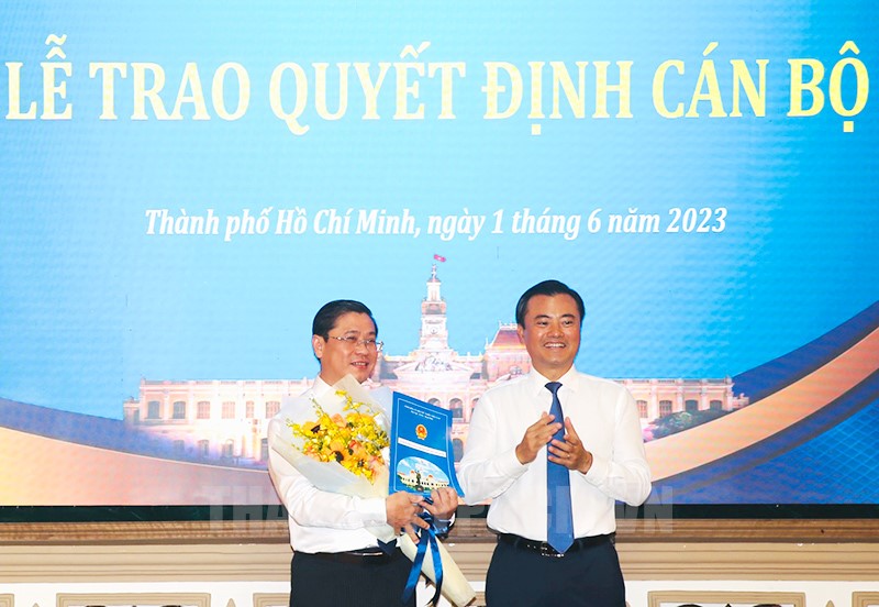 Đồng chí Bùi Xuân Cường trao quyết định và chúc mừng đồng chí Huỳnh Văn Thanh.