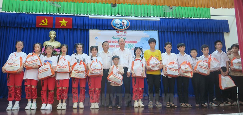 Đồng chí Nguyễn Hồ Hải và đồng chí Nguyễn Hữu Hiệp tặng quà cho các em thiếu nhi tại Trung tâm nuôi dưỡng, bảo trợ trẻ em Linh Xuân