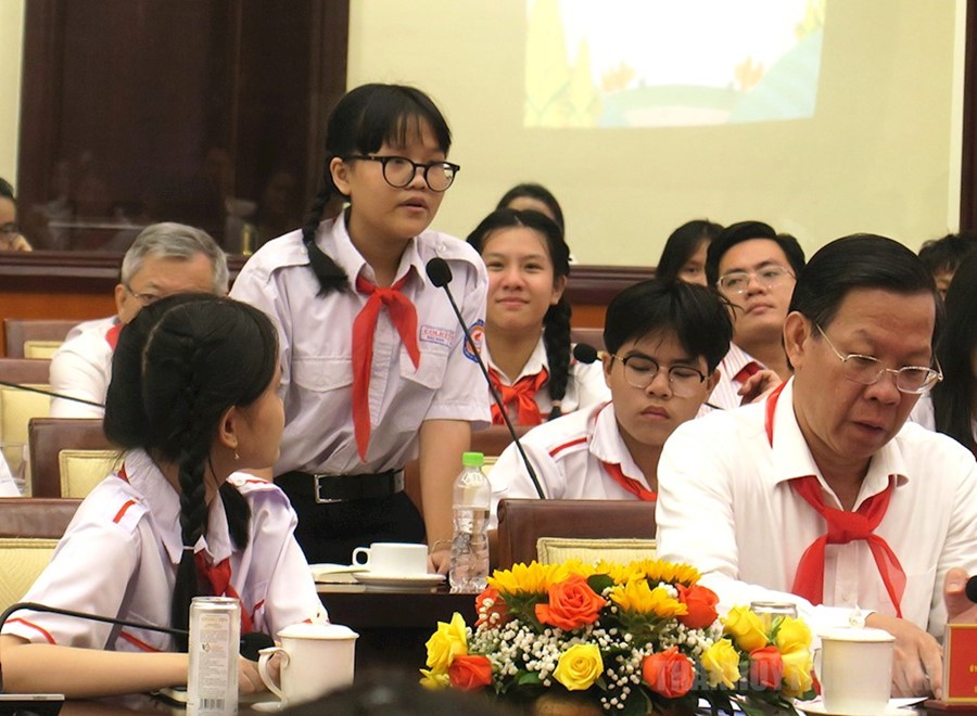 Đại diện các em thiếu nhi nêu ý kiến tại chương trình