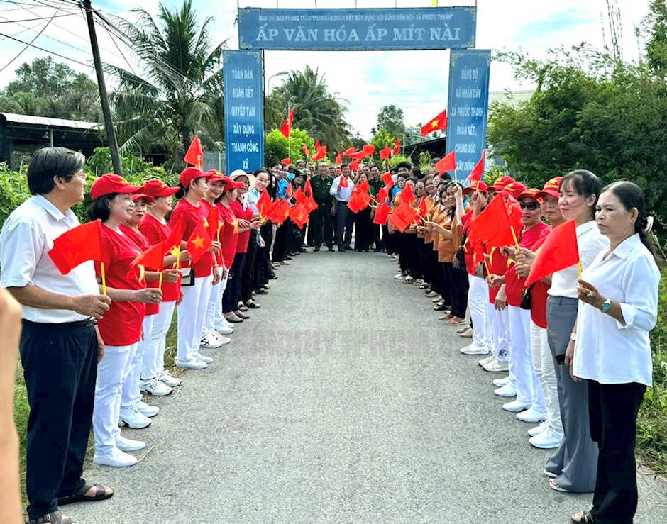 Cán bộ và nhân dân ấp Mít Nài, xã Phước Thạnh phấn khởi xây dựng đường cờ Tổ quốc