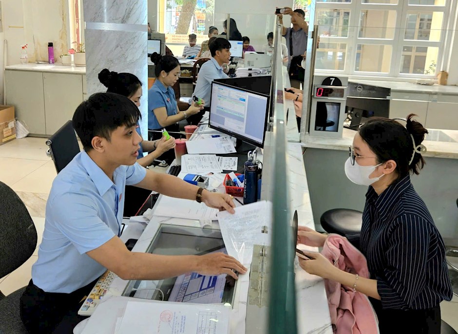 Công chức Trung tâm Phục vụ hành chính công phường Sài Gòn, TPHCM tiếp nhận, giải quyết hồ sơ cho người dân. Ảnh: SGGP