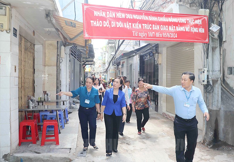 Bí thư Quận ủy Nguyễn Thanh Xuân tham quan công trình mở rộng tuyến hẻm 362 Nguyễn Đình Chiểu 