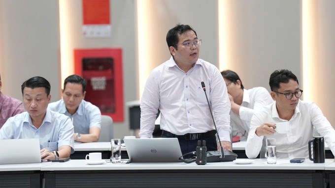 Đại diện Tập đoàn Becamex đã báo cáo dự án đường sắt nhanh kết nối trung tâm TPHCM đến Cái Mép - Bàu Bàng - Cần Thơ (Ảnh SGGP)