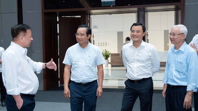 Lãnh đạo UBND TPHCM trao đổi với lãnh đạo Tập đoàn Becamex bên lề buổi làm việc (Ảnh SGGP)