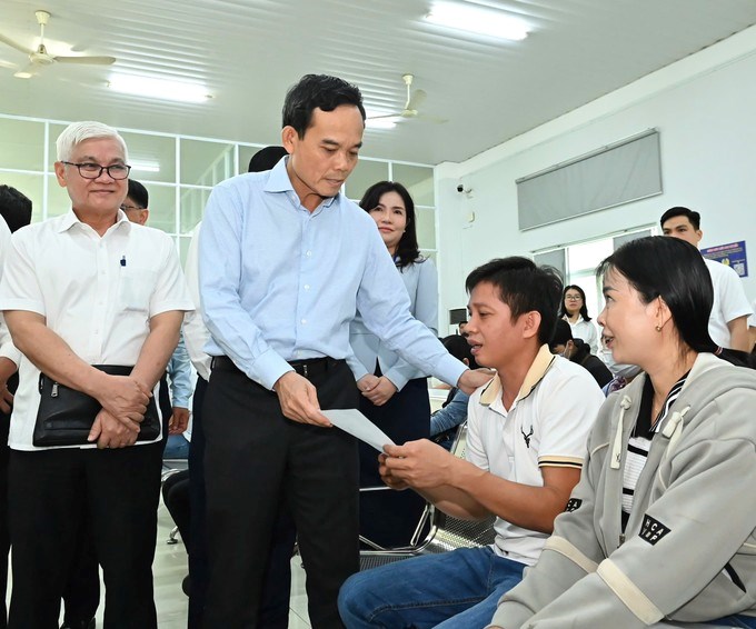 Bí thư Thành ủy TPHCM thăm hỏi người dân đến làm thủ tục hành chính. (Ảnh: SGGP)