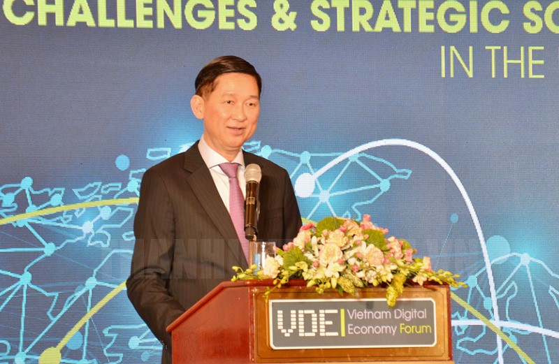 Phó Chủ tịch UBND TPHCM Trần Vĩnh Tuyến phát biểu tại diễn đàn.