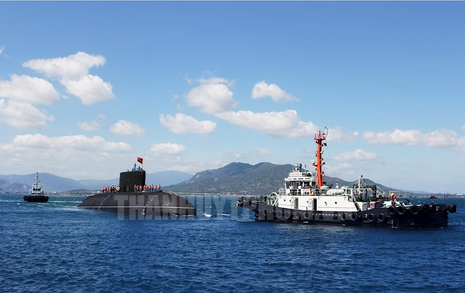Tàu Tân Cảng A1 và Tân cảng A2 thuộc Công ty CP Dịch vụ hàng hải Tân Cảng lai dắt tàu ngầm Kilo cập cảng Cam Ranh (Ảnh: Quang Tiến)