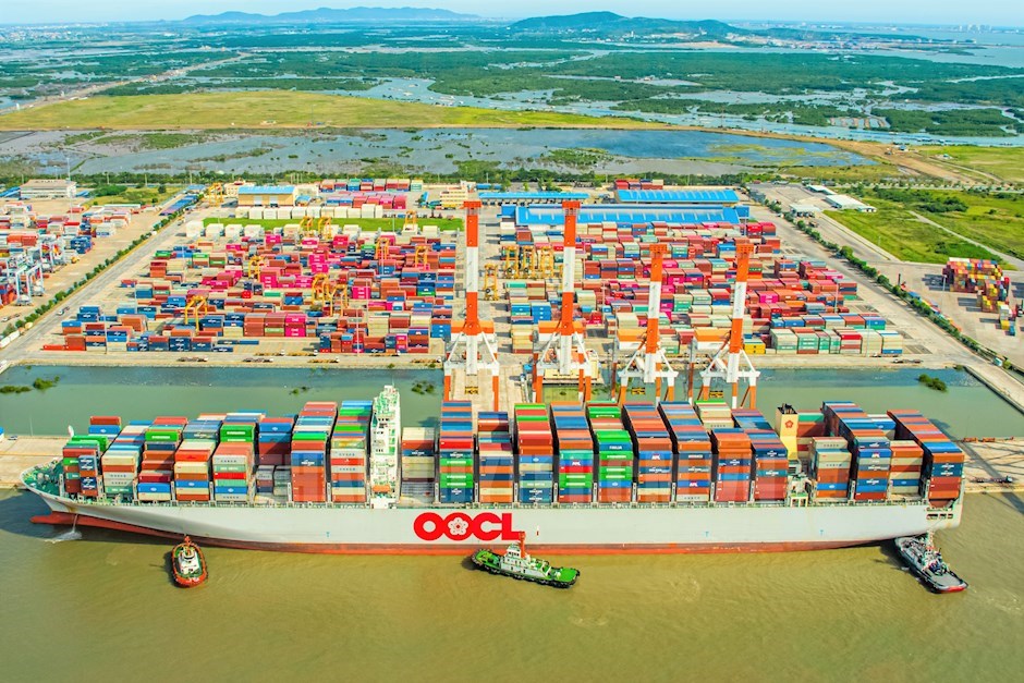Lai dắt tàu container cỡ lớn cập cảng Tân Cảng Cái Mép Thị Vải
