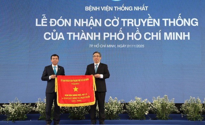Đồng chí Nguyễn Phước Lộc trao Cờ Truyền thống của TPHCM cho Bệnh viện Thống Nhất