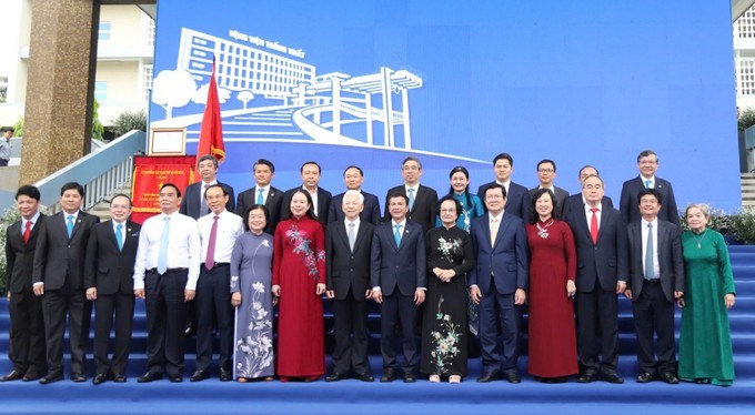 Các đồng chí lãnh đạo, nguyên lãnh đạo Đảng, Nhà nước và TPHCM tại lễ kỷ niệm sáng 1/11