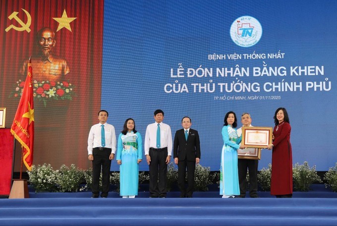 Bộ trưởng Bộ Y tế Đào Hồng Lan trao Bằng khen của Thủ tướng Chính phủ cho các tập thể, cá nhân