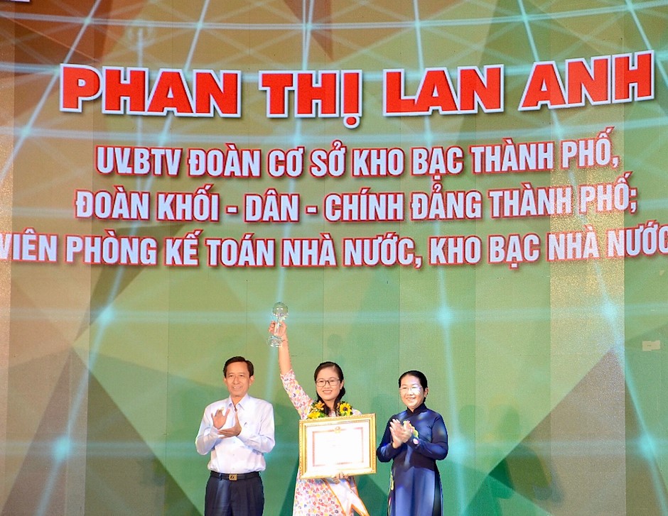 Phó Bí thư Thành ủy TP Võ Thị Dung tặng hoa và biểu trưng cho Phan Thị Lan Anh, Bí thư chi đoàn Kho bạc Nhà nước TPHCM