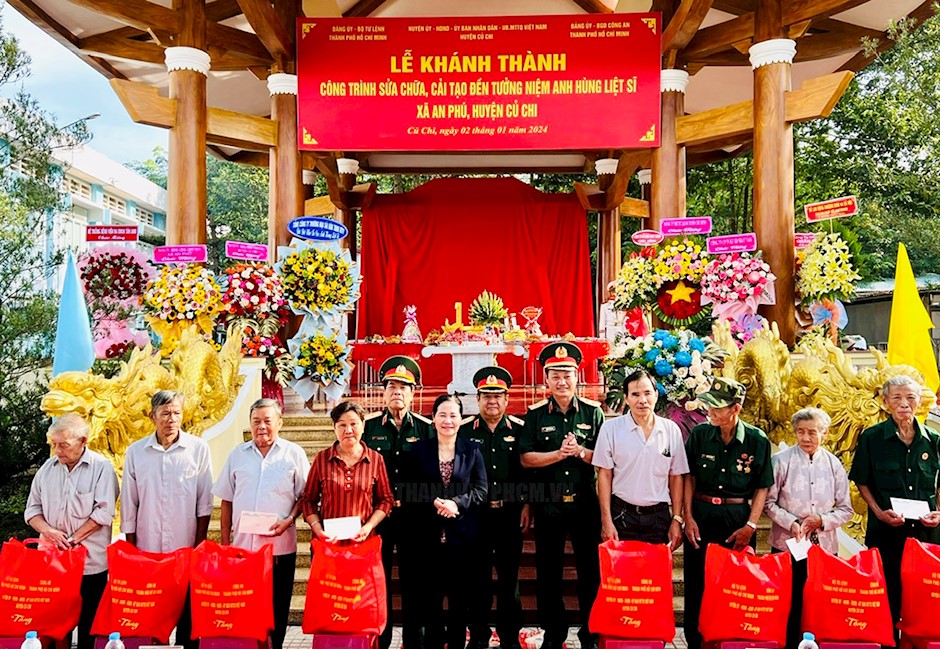 Đồng chí Nguyễn Thị Lệ cùng các đại biểu trao quà tặng các hộ dân ở xã An Phú