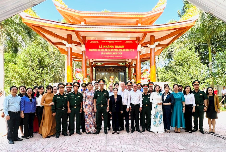 Các đại biểu chụp ảnh lưu niệm tại lễ khánh thành công trình trùng tu, sửa chữa đền tưởng niệm anh hùng liệt sĩ xã An Nhơn Tây, huyện Củ Chi