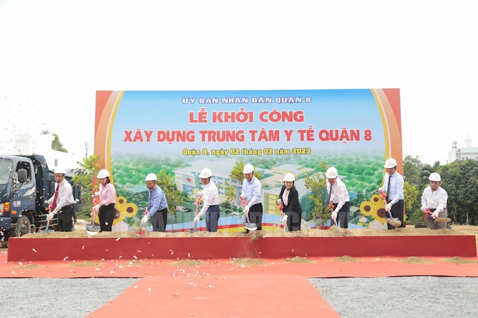 Các đồng chí: Nguyễn Hồ Hải, Bùi Xuân Cường, Võ Ngọc Quốc Thuận cùng các đại biểu tiến hành nghi thức khởi công xây dựng Trung tâm Y tế Quận 8