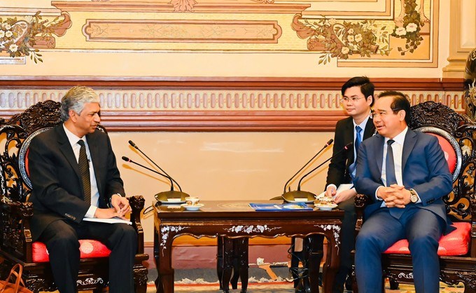 Chủ tịch UBND TPHCM Nguyễn Văn Được (phải) tiếp Thứ trưởng Bộ Ngoại giao Ấn Độ phụ trách phương Đông Periasamy Kumaran. (Ảnh: SGGP)