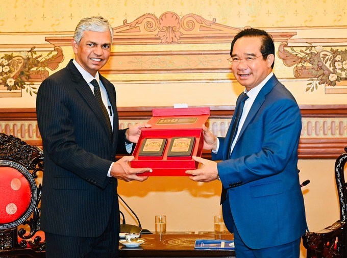 Chủ tịch UBND TPHCM Nguyễn Văn Được (phải) tặng quà lưu niệm Thứ trưởng Bộ Ngoại giao Ấn Độ phụ trách phương Đông Periasamy Kumaran. (Ảnh: SGGP)