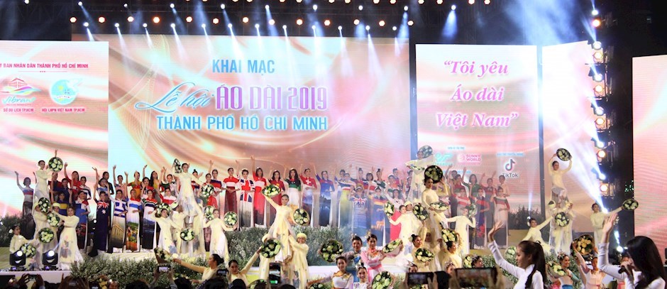 Tiết mục ca - múa - đồng diễn áo dài chào mừng Lễ hội Áo dài TPHCM 2019