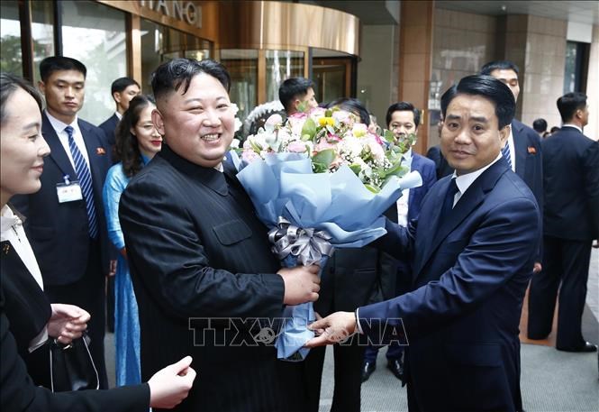 Chủ tịch UBND TP Hà Nội Nguyễn Đức Chung tặng hoa, tiễn Chủ tịch Triều Tiên Kim Jong Un tại khách sạn Melia (Hà Nội)
