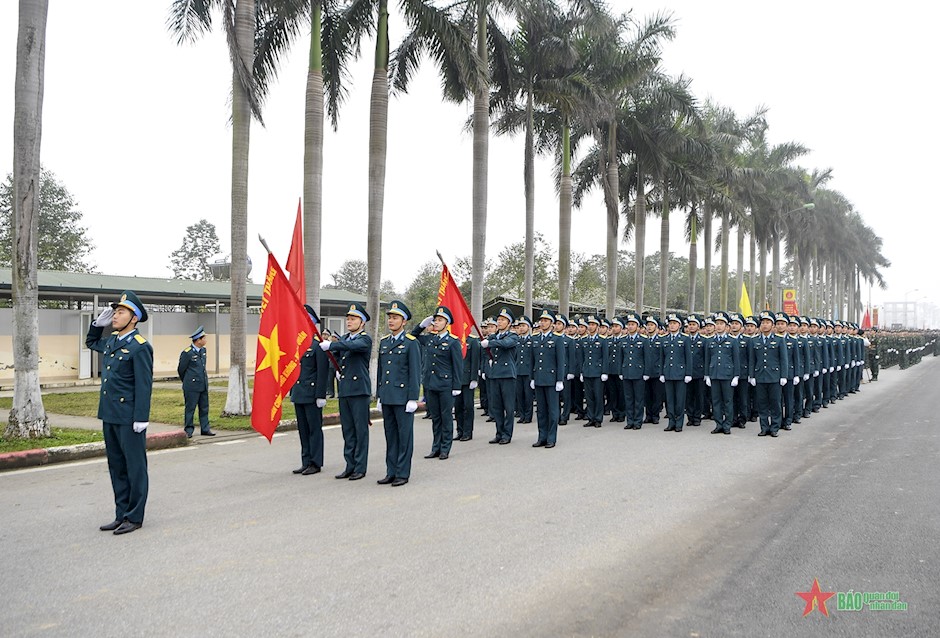 Khối sĩ quan Quân chủng Phòng không - Không quân làm công tác chuẩn bị duyệt đội ngũ.