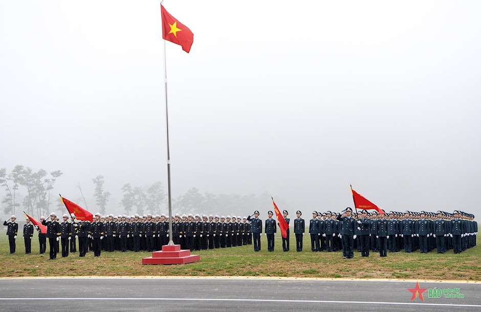 Khối đứng trước lễ đài của Quân chủng Hải quân và Quân chủng Phòng không - Không quân thực hiện nghi thức chào cờ.