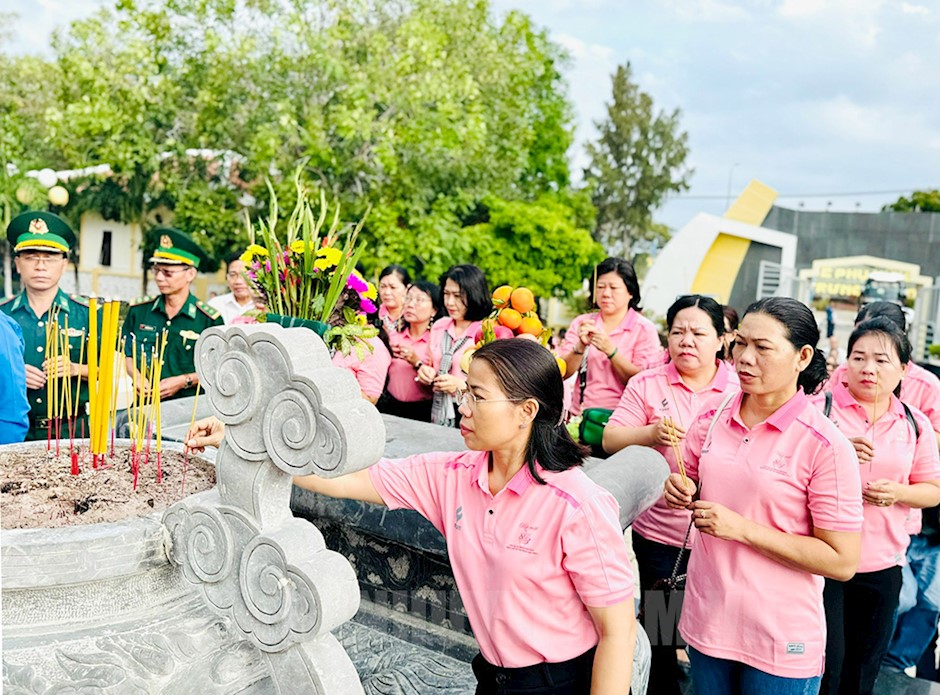 Các thành viên trong đoàn dâng hương tưởng niệm các anh hùng liệt sĩ tại Nghĩa trang Liệt sĩ Rừng Sác