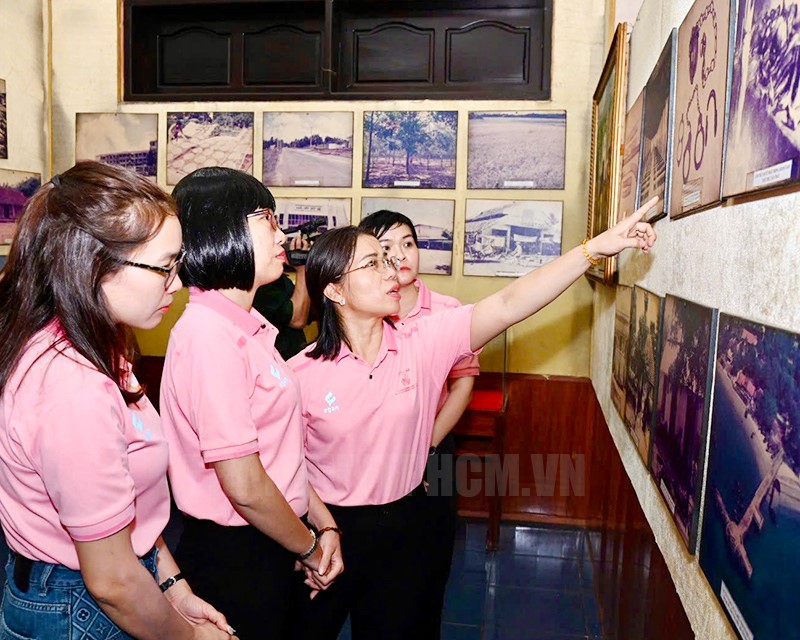 Các thành viên trong đoàn tham quan trưng bày tại Nhà Tưởng niệm nữ anh hùng, liệt sĩ Võ Thị Sáu.