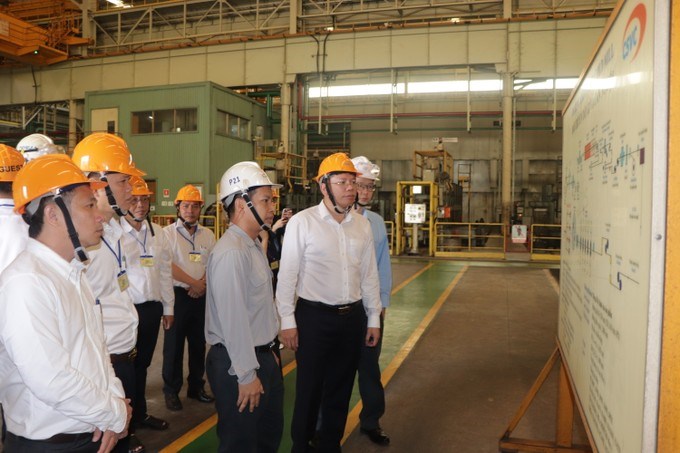 Đồng chí Hoàng Nguyên Dinh và đoàn công tác tham quan nhà máy sản xuất của Công ty CP China Steel & Nippon Steel. (Ảnh: SGGP)