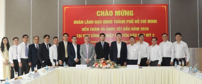 Đoàn công tác do đồng chí Hoàng Nguyên Dinh làm trưởng đoàn chụp hình lưu niệm với lãnh đạo Công ty CP Thanh Bình - Phú Mỹ. (Ảnh: SGGP)