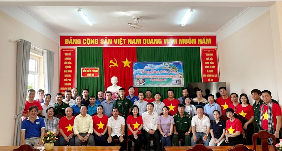 Cán bộ, chiến sĩ Đồn Biên phòng Nam Du cùng đoàn công tác của Đảng ủy Đại học Quốc gia TPHCM