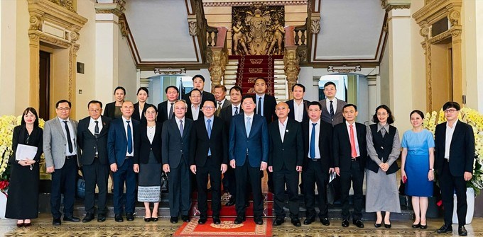 Các đại biểu chụp ảnh lưu niệm. (Ảnh: SGGP)