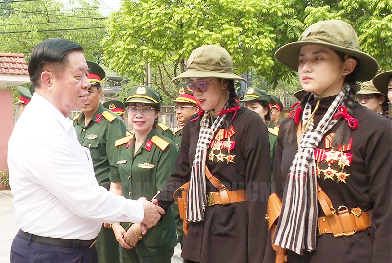 Đồng chí Nguyễn Trọng Nghĩa thăm, động viên nữ dân quân