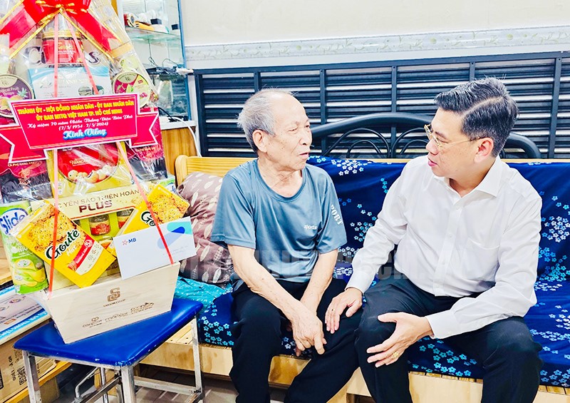 Đồng chí Nguyễn Văn Dũng gửi lời hỏi thăm sức khỏe đến gia đình thân nhân liệt sĩ Phạm Văn Thư.