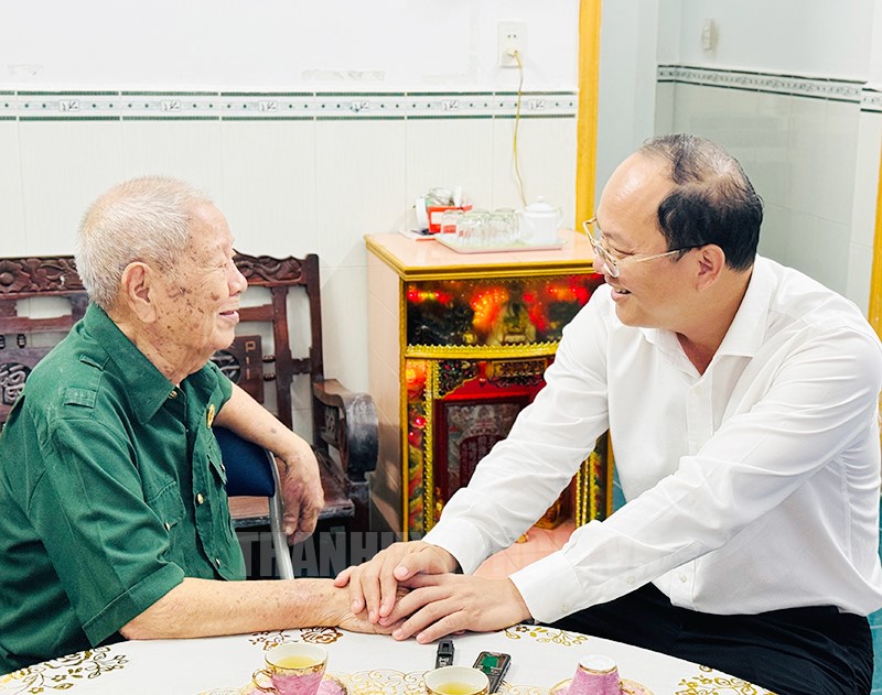 Đồng chí Nguyễn Hồ Hải thăm hỏi đồng chí Trần Quốc Dũng.