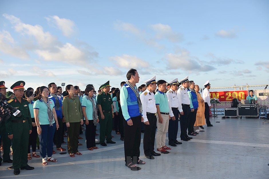 Đoàn làm lễ tưởng niệm các anh hùng liệt sĩ đã anh dũng hy sinh vì sự nghiệp bảo vệ chủ quyền biển, đảo tại vùng biển quần đảo Trường Sa và tại thềm lục địa phía Nam của Tổ quốc