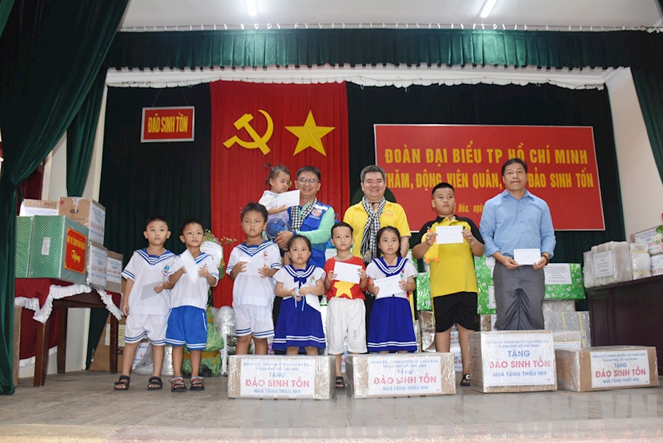 Đoàn tặng quà cho các em học sinh tại đảo Sinh Tồn