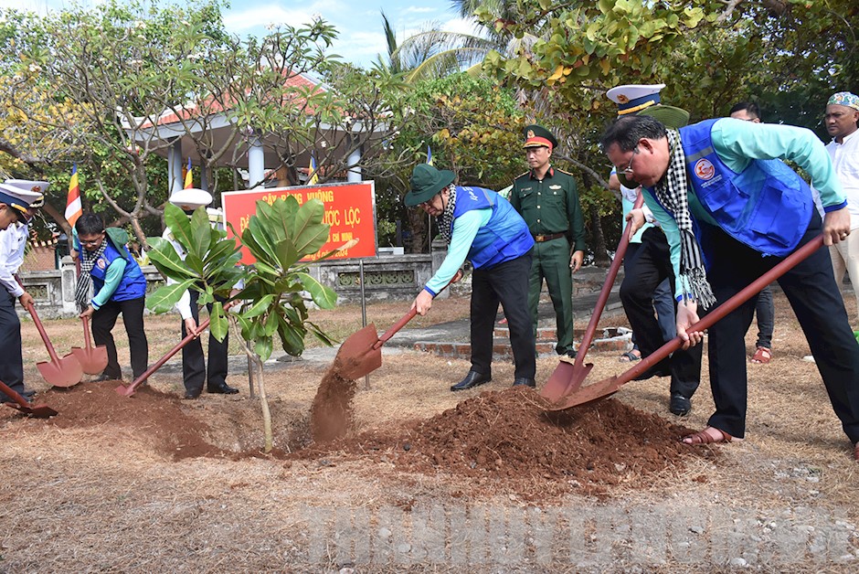 Lãnh đạo đoàn công tác trồng cây lưu niệm tại đảo Trường Sa