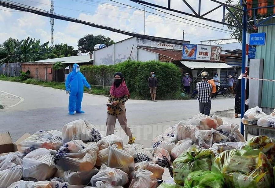 Bà con người dân tộc Chăm, Khmer nhận nhu yếu phẩm tại "Gian hàng 0 đồng" ấp Bến Đò 2, xã Tân Phú Trung, huyện Củ Chi