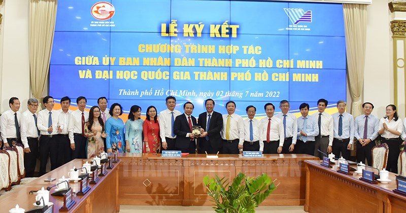 Chủ tịch UBND TP Phan Văn Mãi tặng quà lưu niệm cho Đại học Quốc gia TPHCM. (Ảnh: Đan Như)