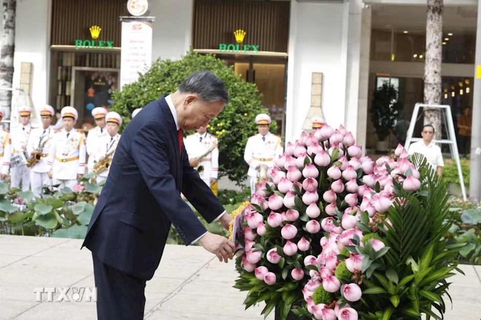 Tổng Bí thư, Chủ tịch nước Tô Lâm, các đồng chí lãnh đạo, nguyên lãnh đạo Đảng, Nhà nước dâng hoa Chủ tịch Hồ Chí Minh tại công viên tượng đài Chủ tịch Hồ Chí Minh (đường Nguyễn Huệ, phường Sài Gòn). (Ảnh: Thống Nhất/TTXVN)
