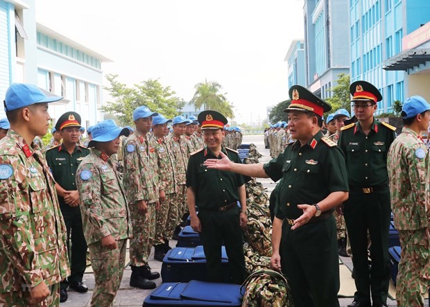 Thượng tướng Hoàng Xuân Chiến với cán bộ, nhân viên chuẩn bị lên đường nhận nhiệm vụ tại Lễ tiễn Đội Công binh số 2 của Việt Nam lên đường làm nhiệm vụ Gìn giữ Hòa bình Liên hợp quốc tại phái bộ Abyei. (Ảnh: TTXVN)