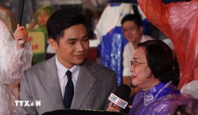 Bà Võ Hoàng Lan kể lại kỷ niệm về chuyến tàu tập kết ra Bắc vào năm 1954. (Ảnh: TTXVN)