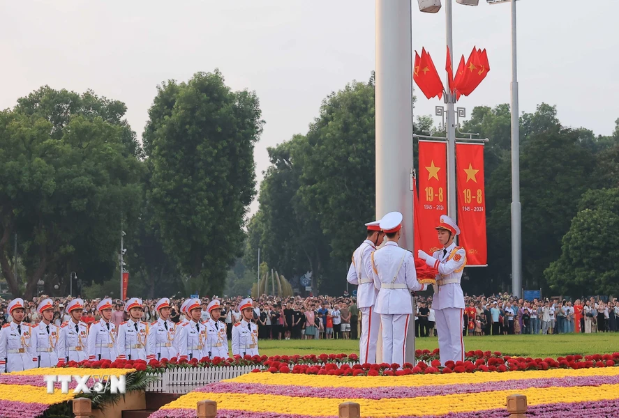 Đội tiêu binh thực hiện nghi lễ thượng cờ ngày Quốc khánh 2/9/2024. (Ảnh: TTXVN)
