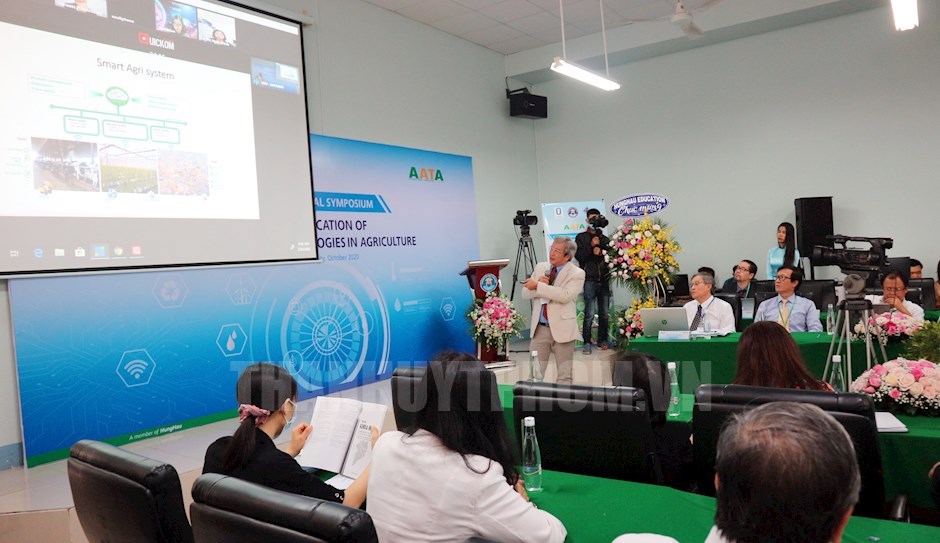 TS Từ Minh Thiện, Hiệu trưởng Trường ĐH Văn Hiến trình bày các nghiên cứu tại hội thảo